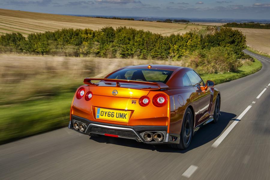  Nissan GT-R 2016 года  (UK) (фото 11 из 25)